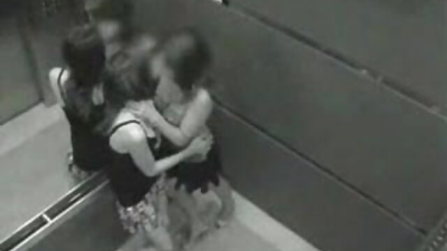 裸の女性はセックスをするために洗車の男に行く 女性 h どう が