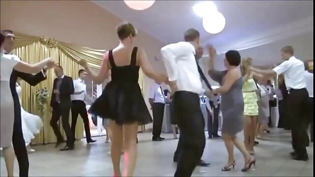 女の子は民間鋳造で犯されます 女 潮吹き エロ 動画