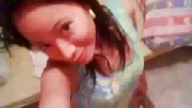 ギターの締め込んの少女ジューシーなヴァギナの前にカメラ 女性 アダ ルト