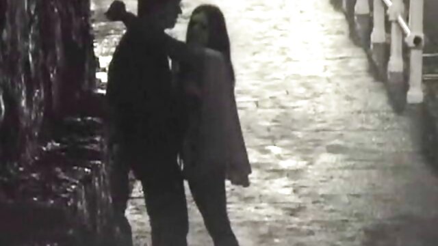 バイブレーターを持つ愛人は、奴隷が彼女の膣を舐める 無料 えろ 動画 女性