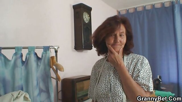 お金のために毛むくじゃらの馬を与える準備ができて大boobedラティーナ雌犬 女性 av 画像