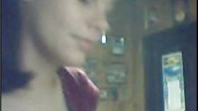 彼女のスカートの下にパンティーを示す巨乳と楽しい学生 av サンプル 女性