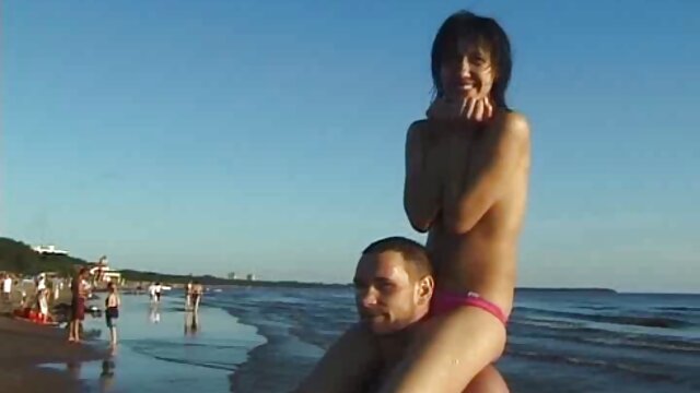 大人の男性はソファの上でベビーシッターを性交するために分類されています 女 の 人 の エロ 動画