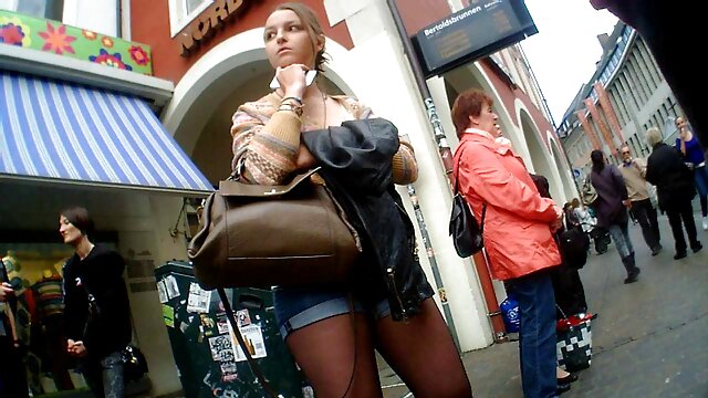 彼女の剃られた膣を撫でる若い妖精と彼女の膣に彼女の指を突き刺した 無料 動画 h 女