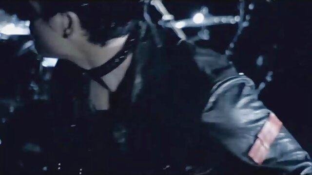 バイブでひざまずいて膣の外に射精する セックス 女性 動画 無料