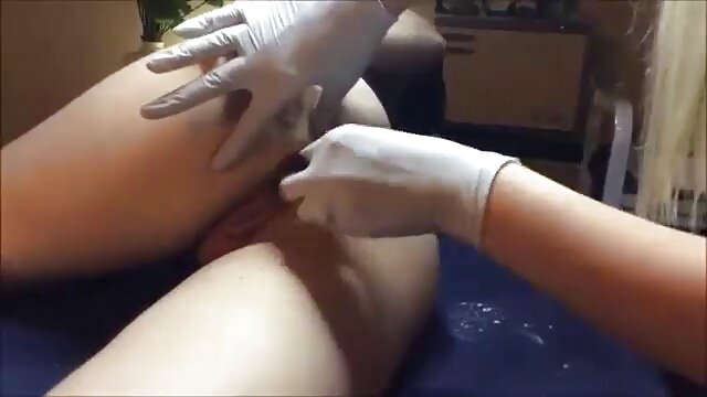 膣平らな顔に座っているシリコーンの胸を持つブロンド 女 の 人 の エロ 動画