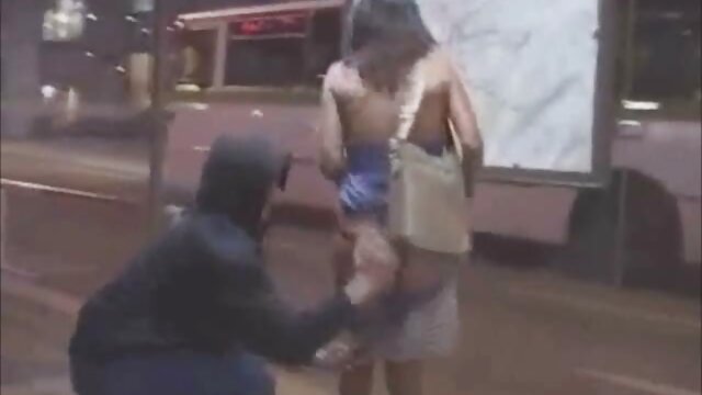 大きな胸を持つ女性は、の長い端を包みます 無料 あだると 女性
